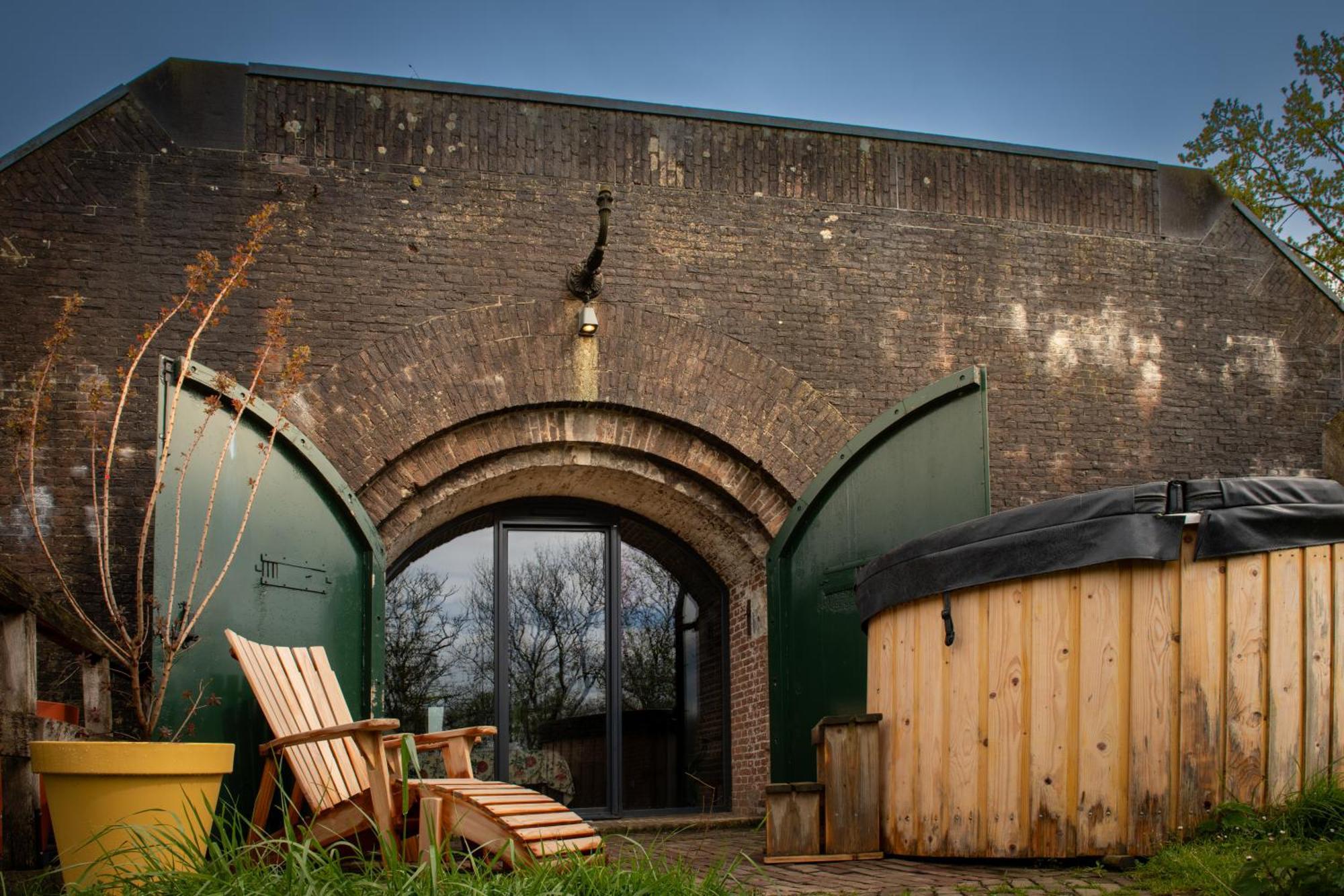 Fort Vuren Luaran gambar
