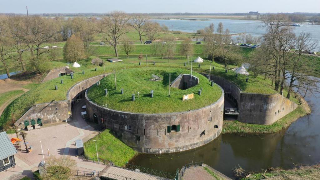 Fort Vuren Luaran gambar