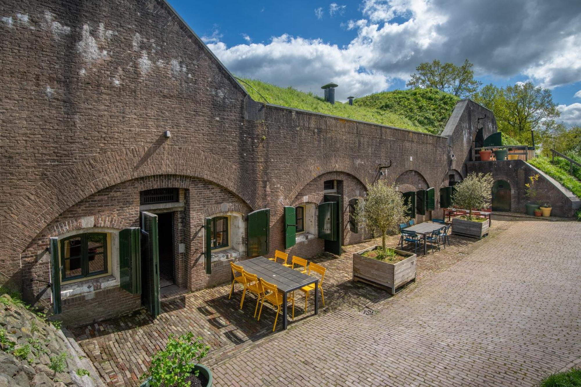 Fort Vuren Luaran gambar