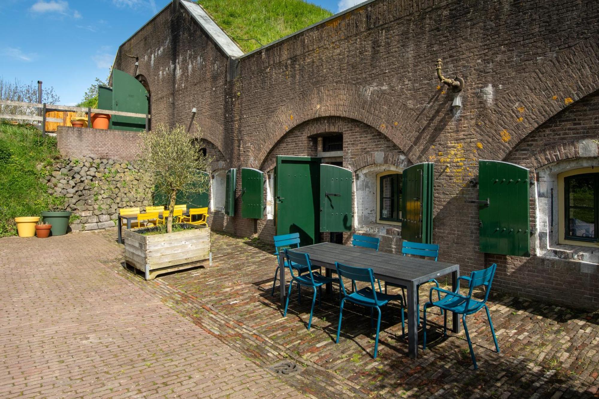 Fort Vuren Luaran gambar