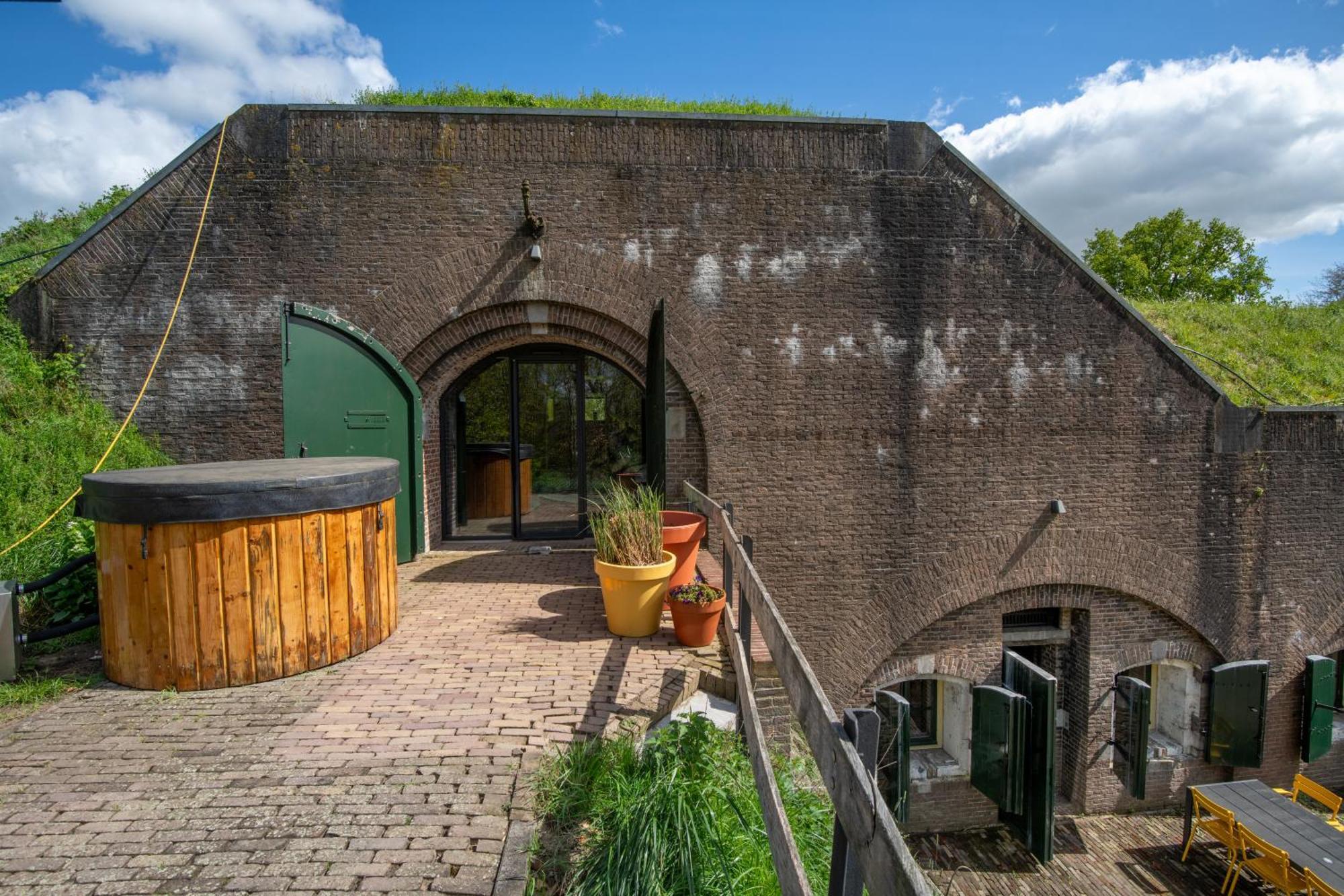 Fort Vuren Luaran gambar